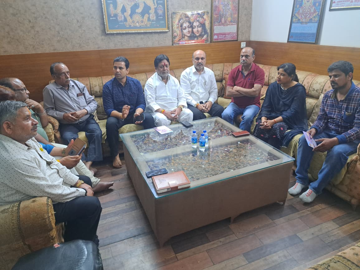 राष्ट्रीय व्यापार मंडल के जिला अध्यक्ष बालकिशन गुप्ता की अध्यक्षता तथा डॉक्टर तापस पाल के संचालन में संपन्न हुई बैठक