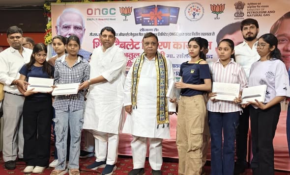 गाजियाबाद में शिक्षा को बढ़ावा देने की दिशा में बड़ा कदम, सांसद अतुल गर्ग एवं शहर विधायक  संजीव शर्मा ने छात्र-छात्राओं को किए टैबलेट वितरित