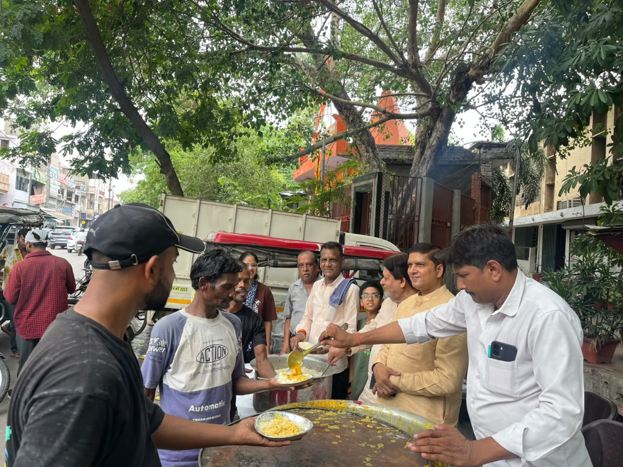 आर्य समाज मंदिर प्रांगण में राष्ट्रीय व्यापार मंडल के जिला महामंत्री मनोज गुप्ता के पूज्य पिताजी स्वर्गीय श्री ओम प्रकाश गुप्ता की पुण्यतिथि पर प्रसाद वितरण