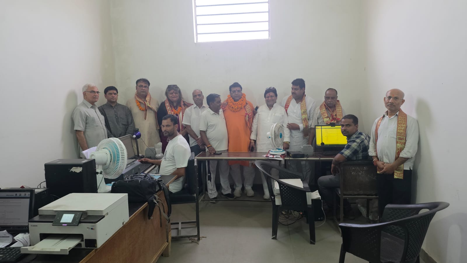 राष्ट्रीय व्यापार मंडल गजप्रस्थ द्वारा डाक विभाग व मुख्य चिकित्सा अधिकारी आदि के सहयोग से जय शिव इंटर कॉलेज ग्राम इनायतपुर पर आधार कार्ड, आयुष्मान कार्ड व दांतों की निशुल्क जांच