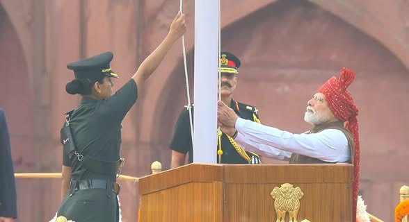 80वें स्वतंत्रता दिवस के अवसर प्रधानमंत्री माननीय नरेंद्र मोदी ने लाल किले से किया ध्वजारोहण, गूंजा वंदे मातरम् राष्ट्रगीत